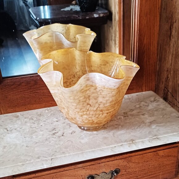 Beautiful Art Glass Hankerchief Bowl - Hand Blown! - Picture 2 of 6